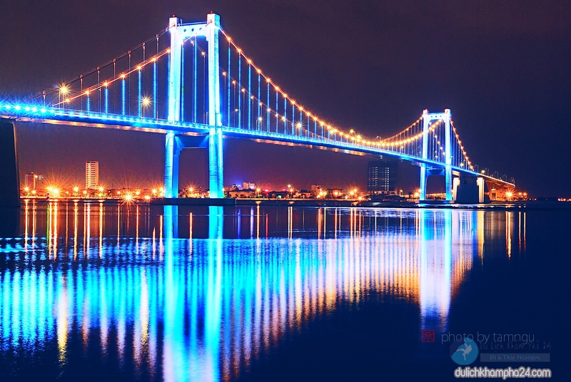 Cầu Thuận Phước về đêm lung linh mà cũng rất hiện đại