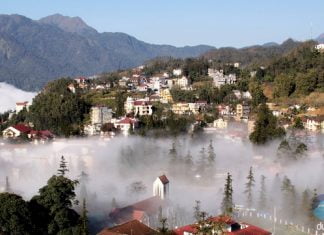 thi-tran-sapa-trong-suong-du-lich