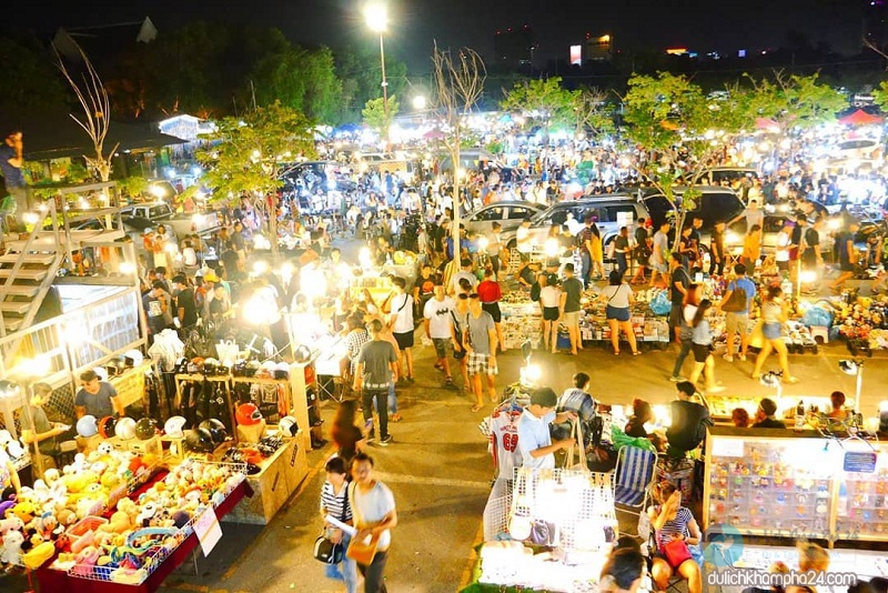 Going to Da Nang night market is also a very interesting experience