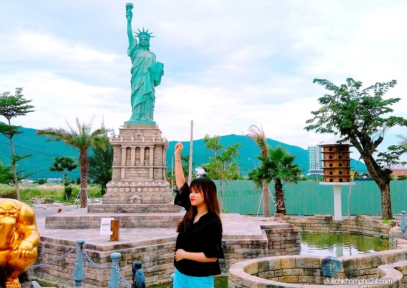 Tượng nữ thần tự do ở công viên kỳ quan thế giới Đà Nẵng