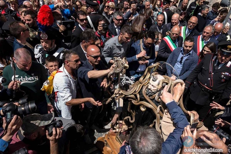 Lễ hội Thánh Rắn kỳ lạ ở Italia