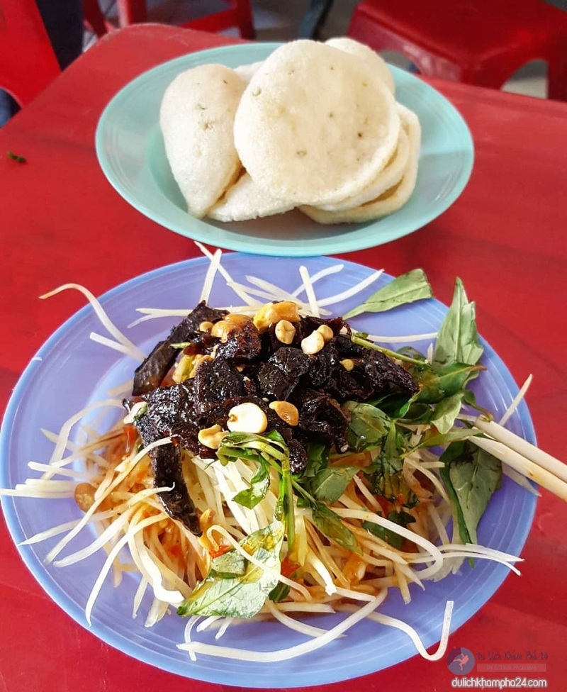 Gỏi bò khô - Địa điểm ăn uống ở Nha Trang bạn có thể tham khảo