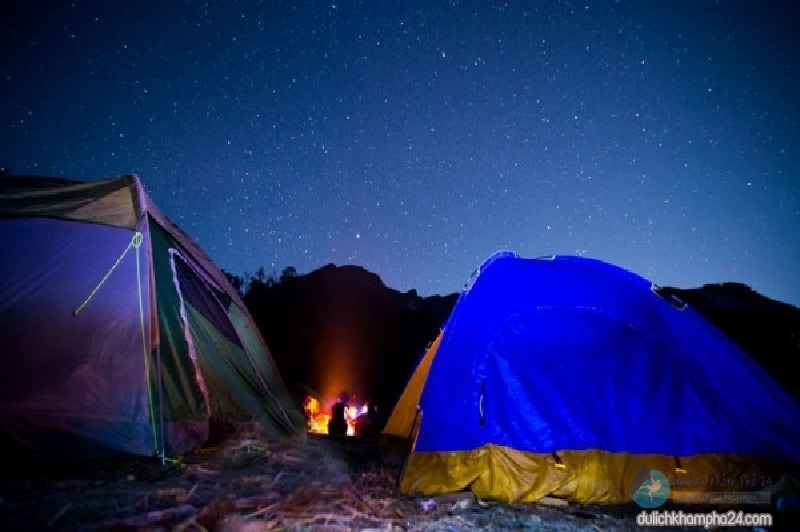 Bạn có thể ở tại lán hoặc cắm trại qua đêm.