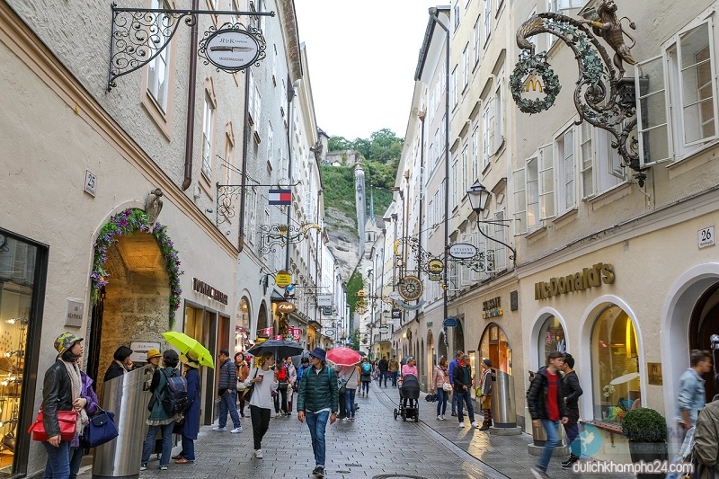 con đường Getreidegasse tại thành phố Salzburg, Austria