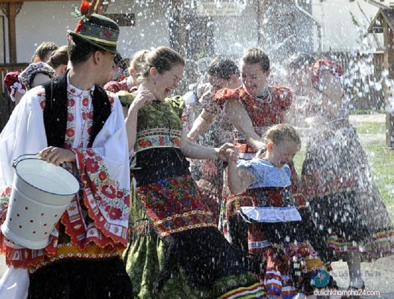 Lễ hội dội nước vào phụ nữ tại Hungary