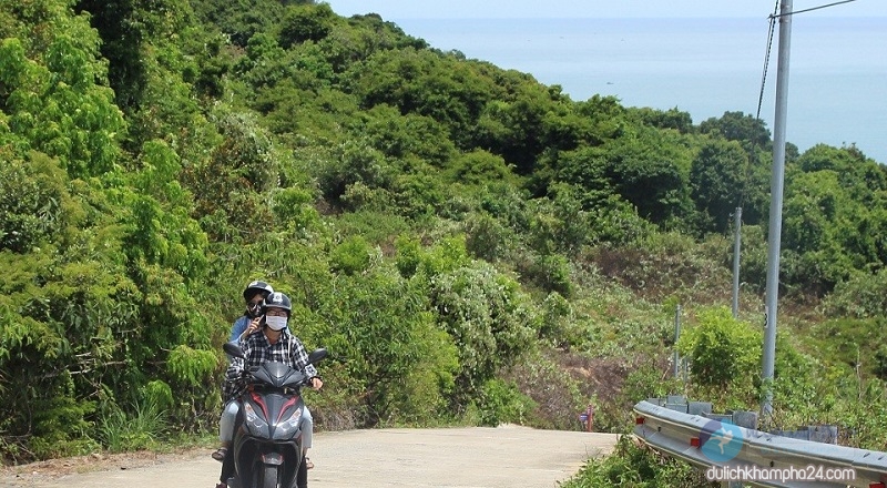 Đi xe máy lên Bãi Đá Đen Đà Nẵng