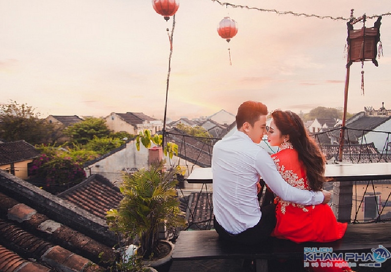 Nằm ở Hội An, một trong những thành phố cổ nhất và đẹp nhất Việt Nam, địa điểm chụp ảnh cưới tại đây sẽ đem lại cho bạn những hình ảnh tuyệt vời giữa những ngôi nhà cổ kính, những con đường đá xanh và những cây cầu treo ngọt ngào.