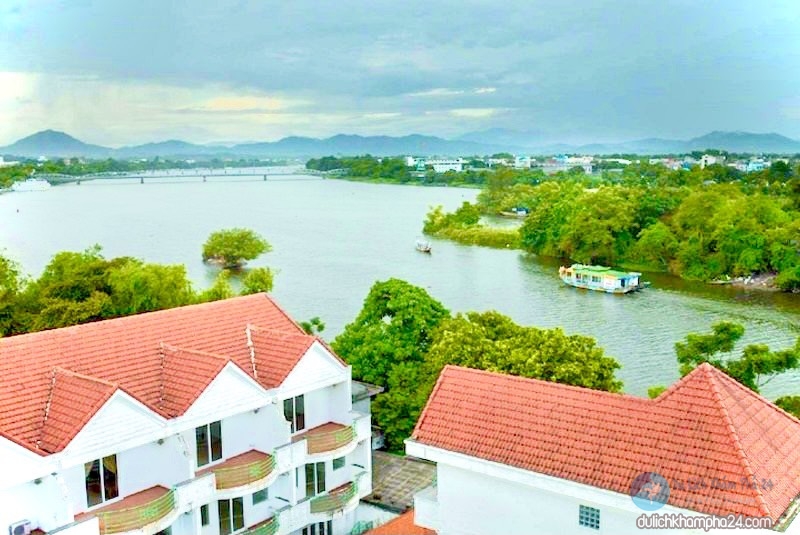 Ngắm sông Hương tại khách sạn Charming