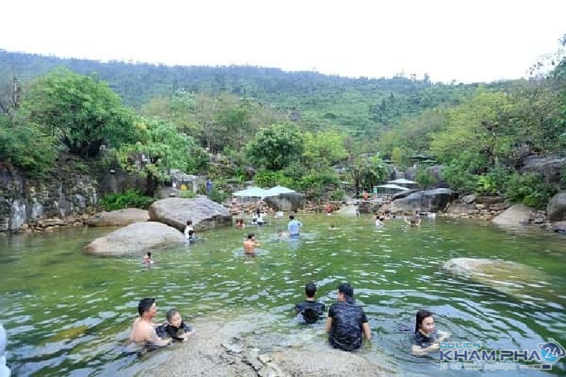 Tắm bùn khoáng ở núi Thần Tài 