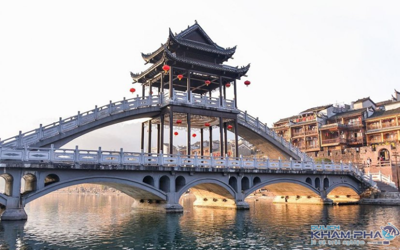 Cầu Hồng Kiều mang nét nghệ thuật của cung đình thời xưa 