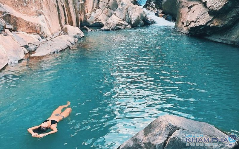 Nước Ba Ho Waterfall xanh ngắt như pha lê 