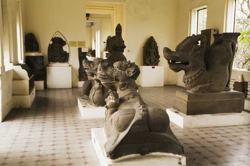 Một số hiện vật trong Bảo tàng Điêu khắc Chăm Đà Nẵng