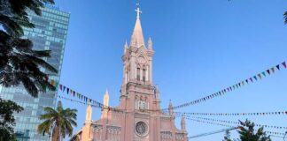 Nhà thờ Con Gà với gam màu hồng đầy thu hút