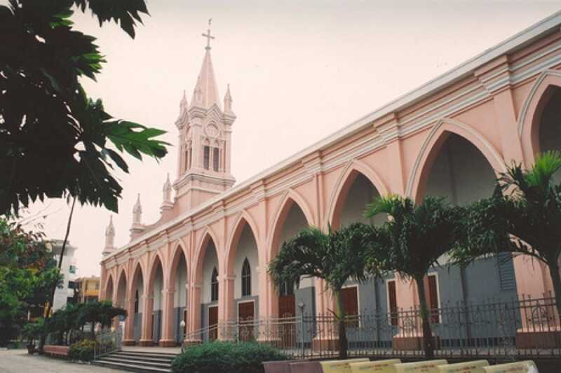 Rất dễ tìm thấy Nhà thờ Con Gà trên đường Trần Phú