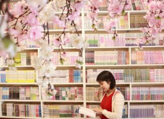 Số lượng sách bạt ngàn tại Comic Book Cafe