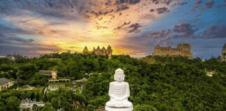 Tượng Phật Thích Ca Mâu Ni cao 27m ở chùa Linh Ứng trên Bà Nà Hills