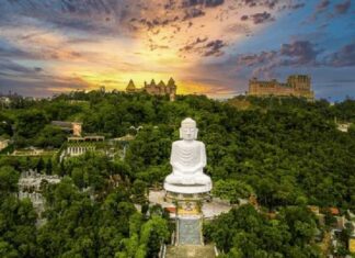 Tượng Phật Thích Ca Mâu Ni cao 27m ở chùa Linh Ứng trên Bà Nà Hills