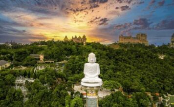Top 19 ngôi chùa Đà Nẵng nổi tiếng linh thiêng nhiều người chiêm ngắm Tượng Phật Thích Ca Mâu Ni cao 27m ở chùa Linh Ứng trên Bà Nà Hills