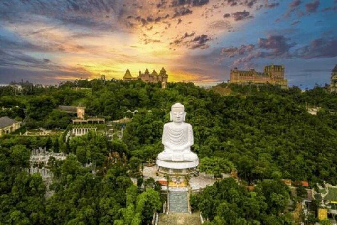Tượng Phật Thích Ca Mâu Ni cao 27m ở chùa Linh Ứng trên Bà Nà Hills