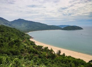 Vịnh Nam Chơn - Uốn Mình Ôm Trọn Làng Vân Yên Bình