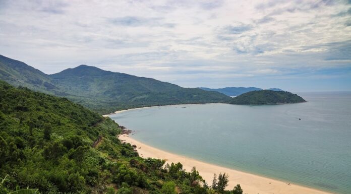 Vịnh Nam Chơn – Uốn Mình Ôm Trọn Làng Vân Yên Bình Vịnh Nam Chơn - Uốn Mình Ôm Trọn Làng Vân Yên Bình