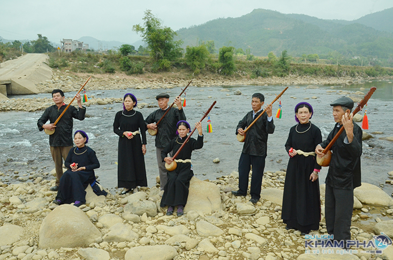 Tham gia các buổi biểu diễn văn nghệ của người dân Thác Mơ Quảng Ninh